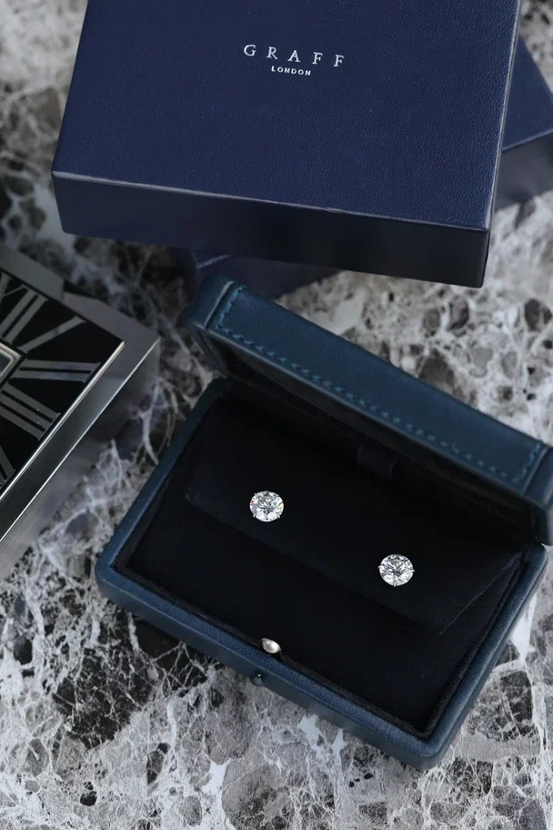 Diamond earrings at Dauri Club, Tbilisi