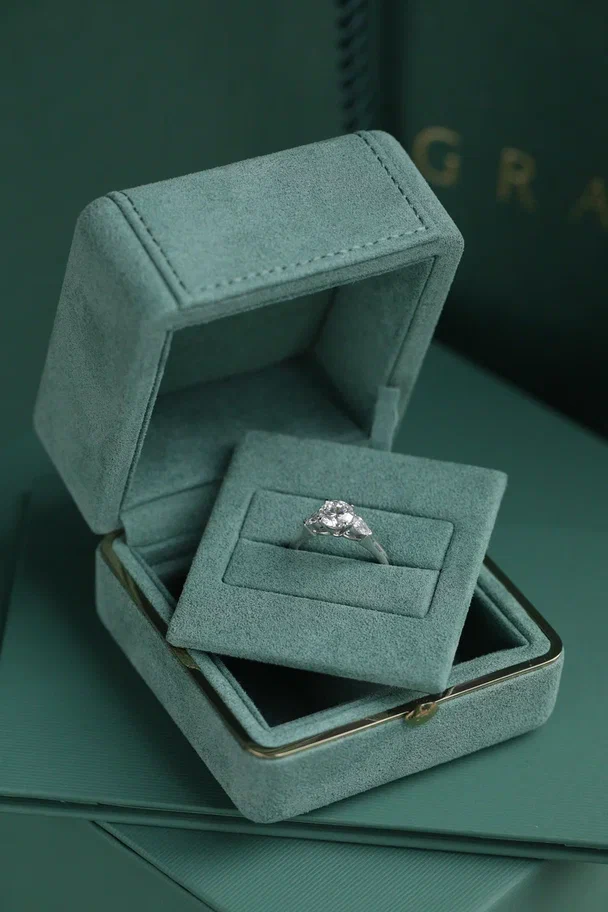 Graff and Harry Winston engagement rings at Dauri Club, Tbilisi